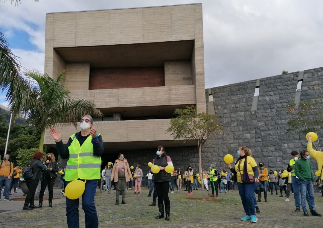 Varios centenares de empleados públicos de la Administración en Canarias han iniciado una serie de protestas para consolidar sus puestos de trabajo. Algunos de ellos, según los sindicatos, encadenan contratos temporales desde hace veinte años