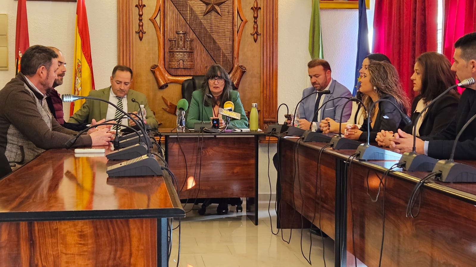 Momento de la intervención de la alcaldesa de Jódar, Juana Cazorla, acompañada por todos los miembros de su equipo de gobierno