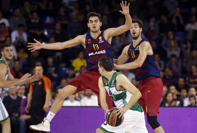 Satoransky intenta interceptar el pase de Diamantidis.