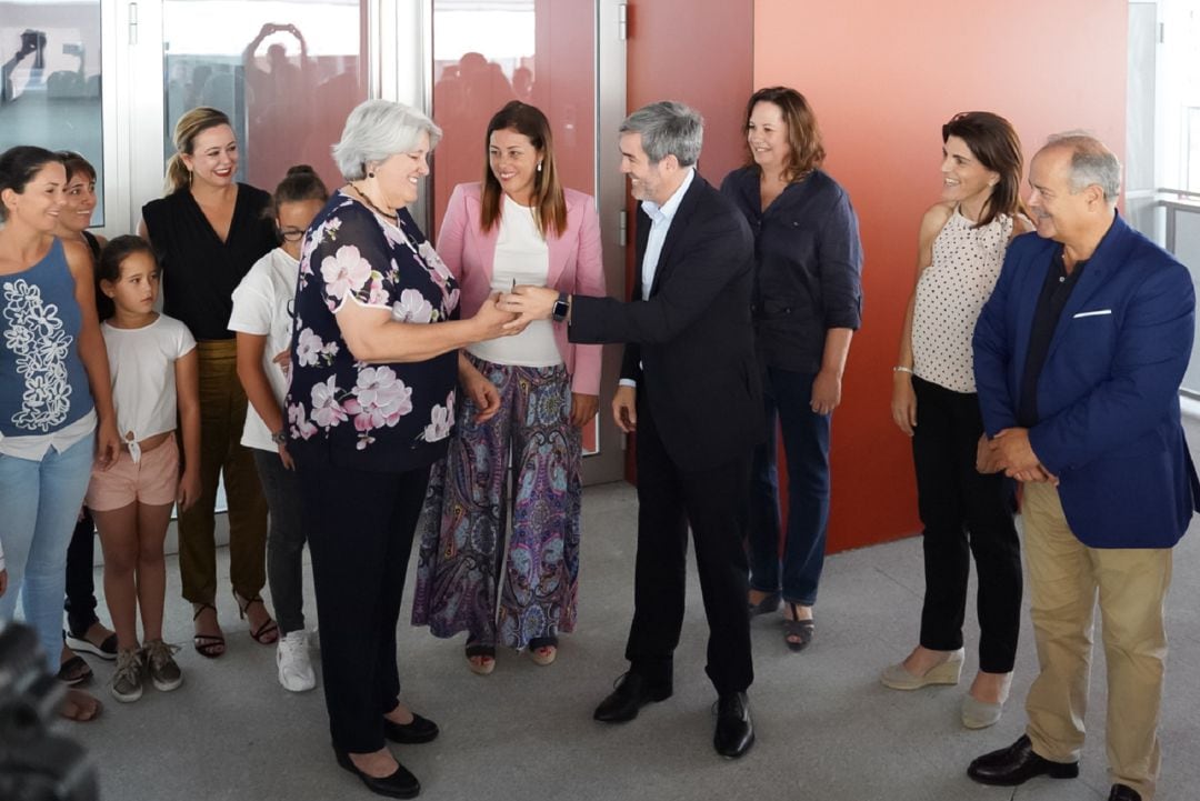 El presidente en funciones del Gobierno de Canarias, Fernando Clavijo, entrega las llaves del colegio a la directora del centro educativo, Eva Ramírez.