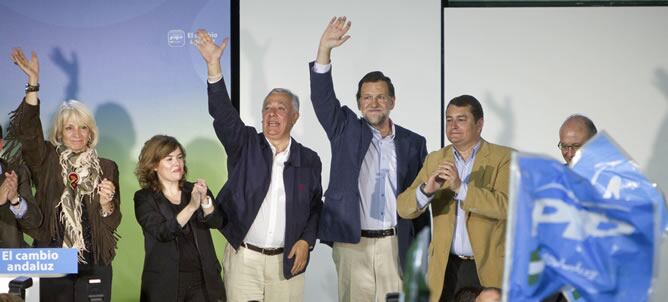 La alcaldesa de Cádiz, Teófila Martínez; la vicepresidenta Soraya Saénz de Santamaría; el candidato a la presidencia de la Junta, Javier Arenas; el presidente Mariano Rajoy; y el presidente del PP de Cádiz, José Loaiza, durante el mitin electoral celebrad