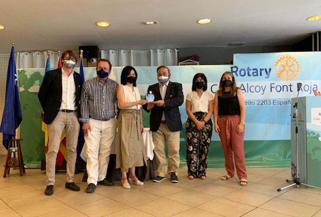 Un instante de la entrega del premio a representantes de la asociación AIN