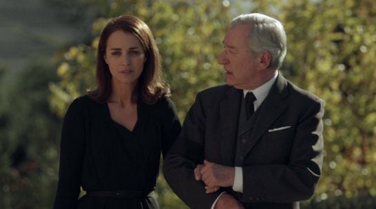 Ana (Paula Echevarría) y don Emilio (José Sacristán) durante el funeral en &#039;Velvet&#039;