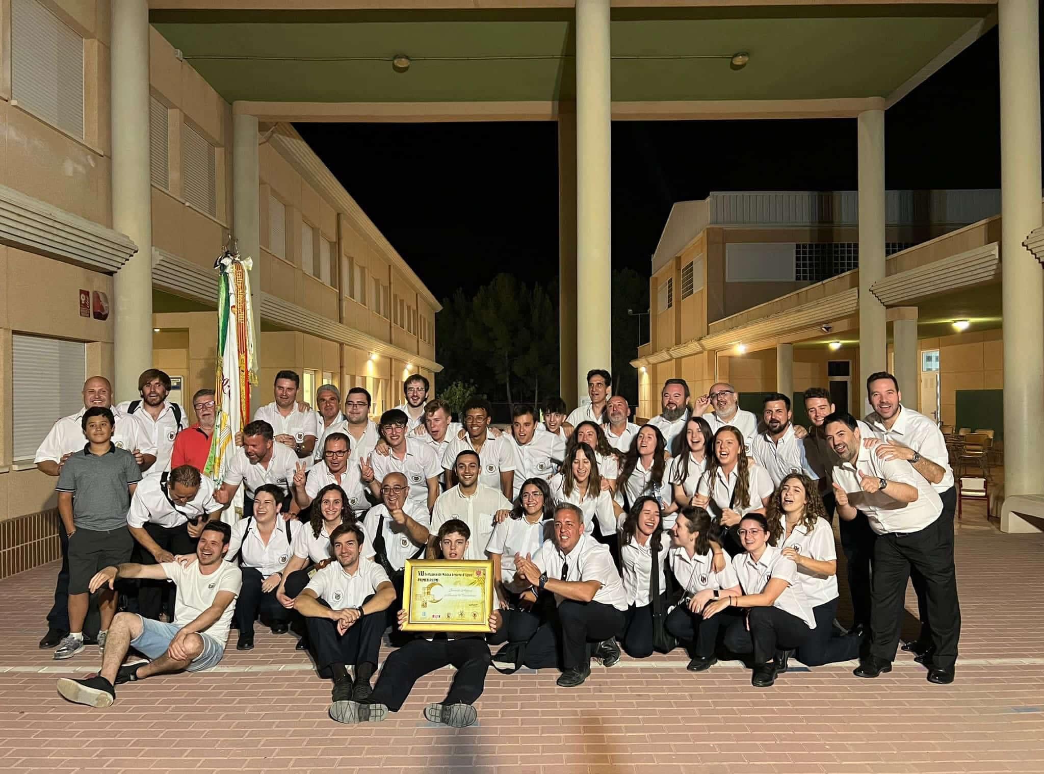 Los músicos de l&#039;Ateneu Musical de Cocentaina celebrando el primer premio obtenido en el VII Certamen de Música Festera d&#039;Agost.