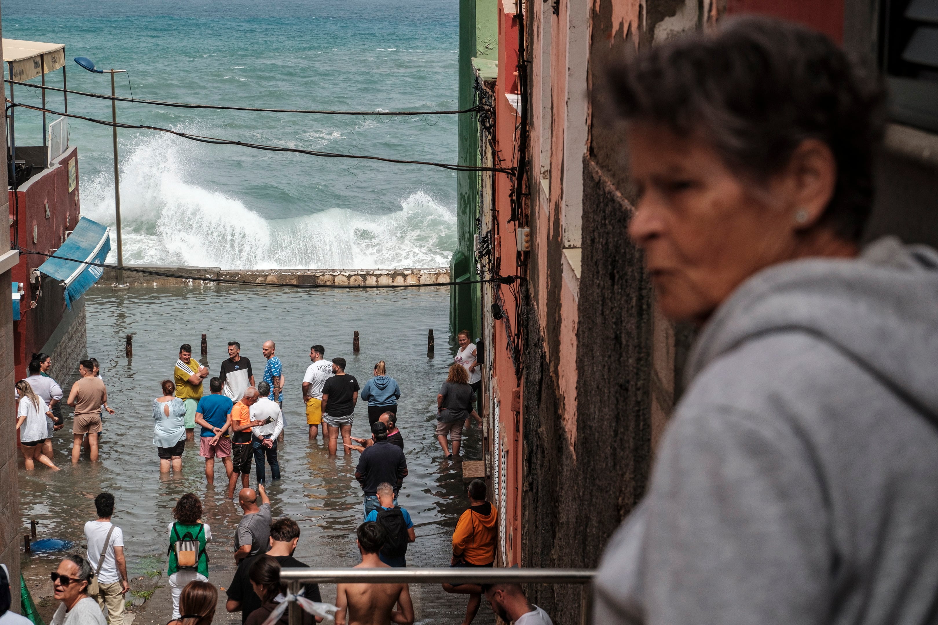 El barrio marinero de Las Palmas de Gran Canaria, San Cristóbal, ha sufrido esta tarde de miércoles de nuevo la acometida del mar en un episodio de fuerte oleaje y pleamares de alto coeficiente que ya provocó destrozos e inundaciones durante la pasada madrugada.  EFE/Ángel Medina G.