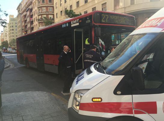 Autobús de la línea 27 que ha atropellado al peatón tras saltarse el semáforo en rojo en la calle Barón de Cárcer de Valencia