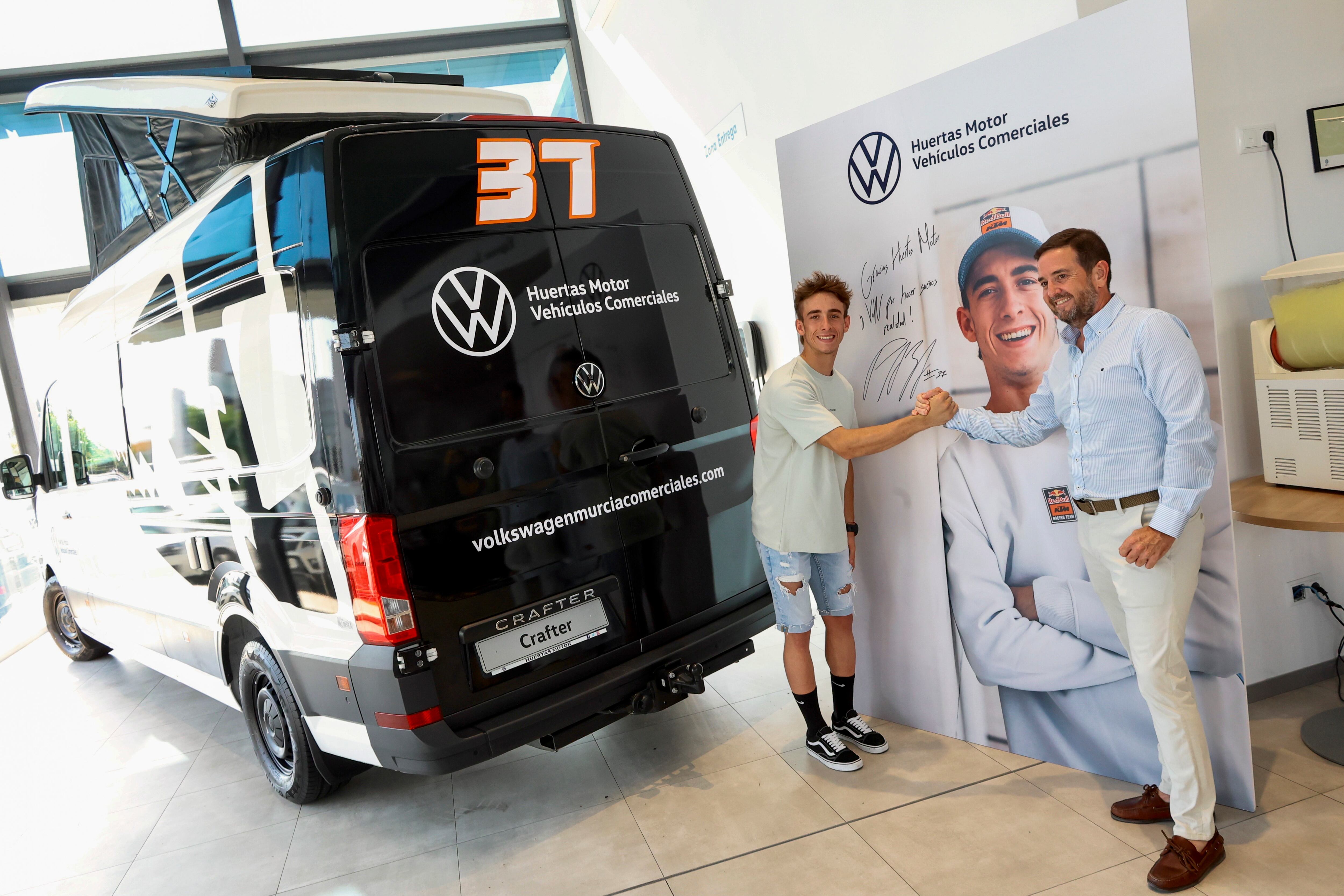 MUR01.MURCIA, 02/07/2025.- El piloto Pedro Acosta, junto a Enrique Ferrer (d), gerente del concesionario, en un evento para presentar oficialmente el acuerdo por el que Huertas Motor Volkswagen Vehículos Comerciales se convierte en socio de movilidad del piloto este miércoles, en Murcia. EFE/ Juan Carlos Caval