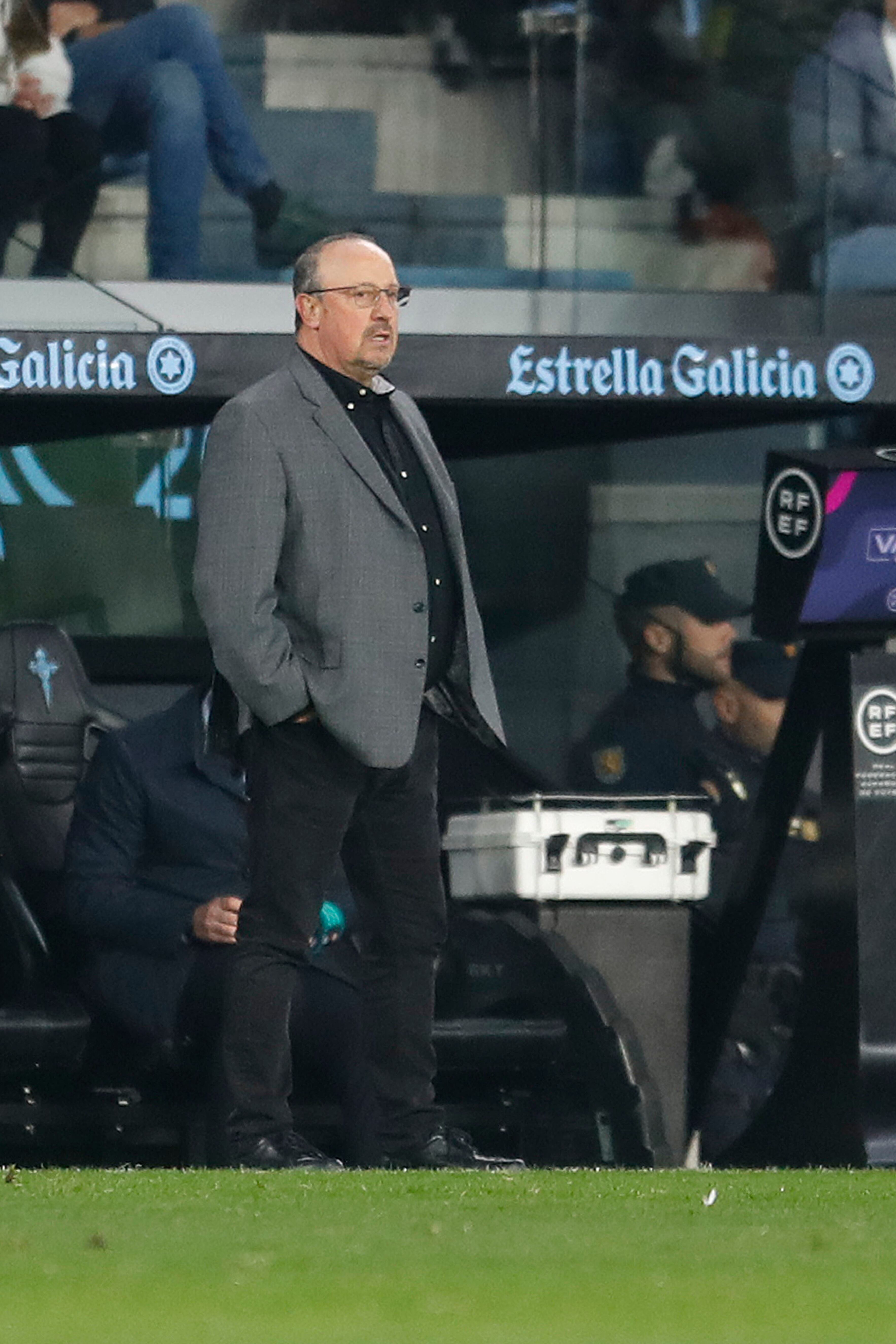 Vigo (Pontevedra) 04/12/2023.- El entrenador del Celta, Rafa Benítez, durante el encuentro ante el Cádiz, correspondiente a la jornada 15 de primera división disputado hoy lunes en el estadio de Balaidos, en Vigo. EFE / Salvador Sas.
