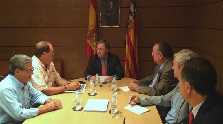 El delegado del Gobierno, Juan Carlos Moragues, se reúne con el presidente de Federación de Comunidades de Regantes de la Comunitat Valenciana (Fecoreva), Benjamín Aparicio, y otros miembros de la Junta Directiva