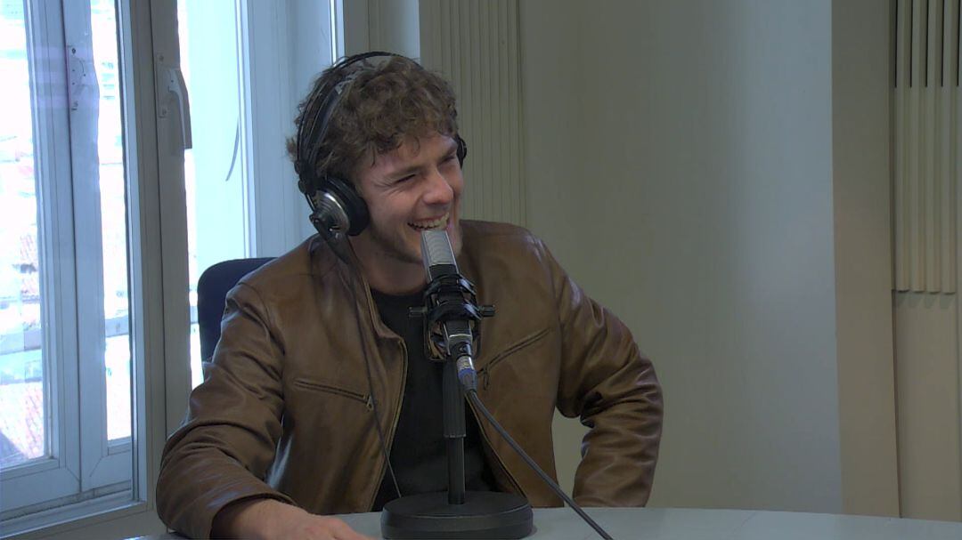 El actor Patrick Criado, en los estudios de la Cadena SER.