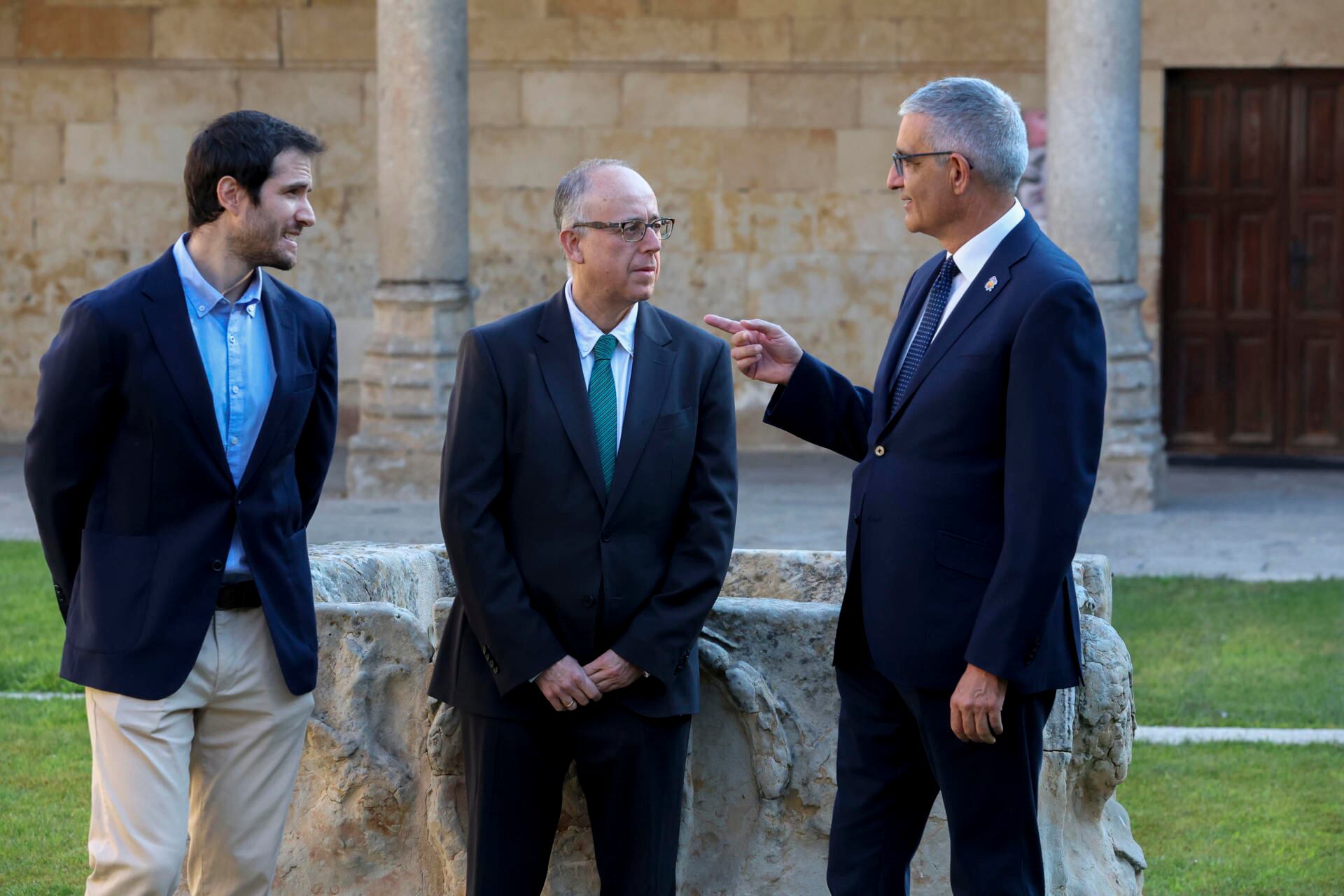 SALAMANCA, 05/09/2025.- El vicerrector de Investigación, José Miguel Mateos (c); el director del CIC, Xosé Bustelo (d), y el científico Francisco Lorenzo-Martín (i) presentan un proyecto de investigación sobre tratamiento del cáncer colorrectal, el ERC Starting Grant, dotado con 1,5 millones de euros para el estudio de esta patología, este viernes, en Salamanca. EFE/ JM García
