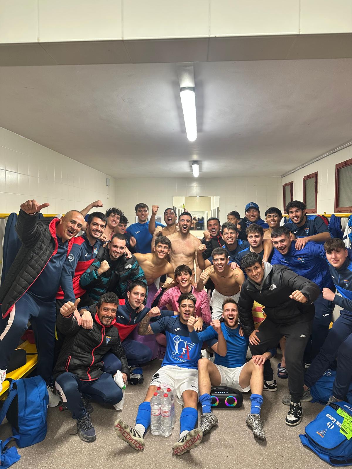 El CD Caudetano celebra la victoria en el vestuario