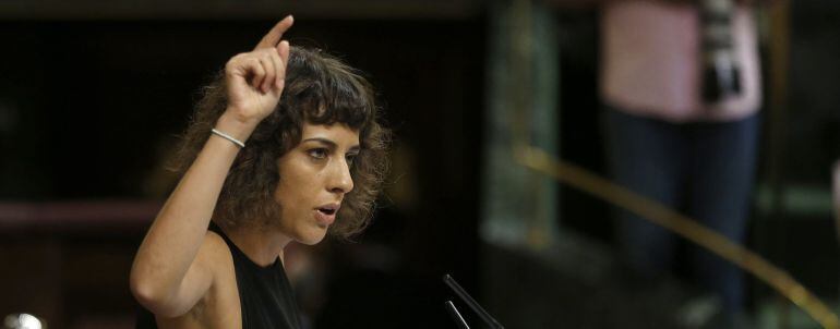 La portavoz de En Marea, Alexandra Fernández, durante su intervención en la segunda sesión del debate de investidura del líder del PP, Mariano Rajoy, esta mañana en el Congreso de los Diputados. 