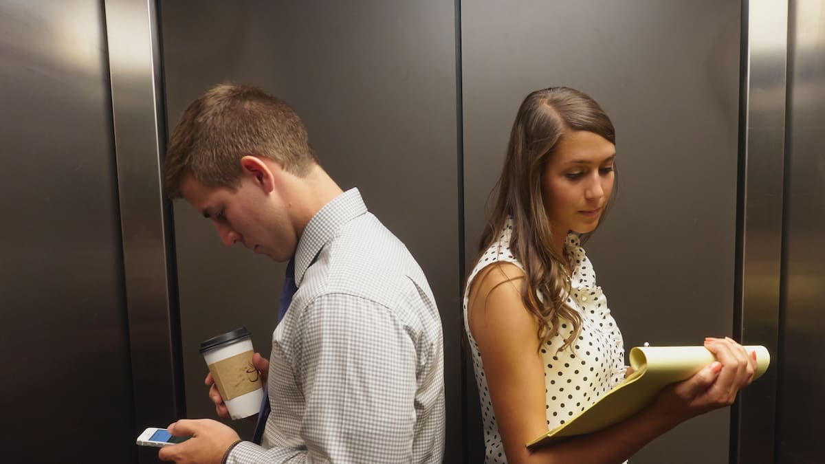 Por qué siempre acabamos hablamos sobre el tiempo cuando estamos en el ascensor: la cosa va más allá de cualquier ola de calor