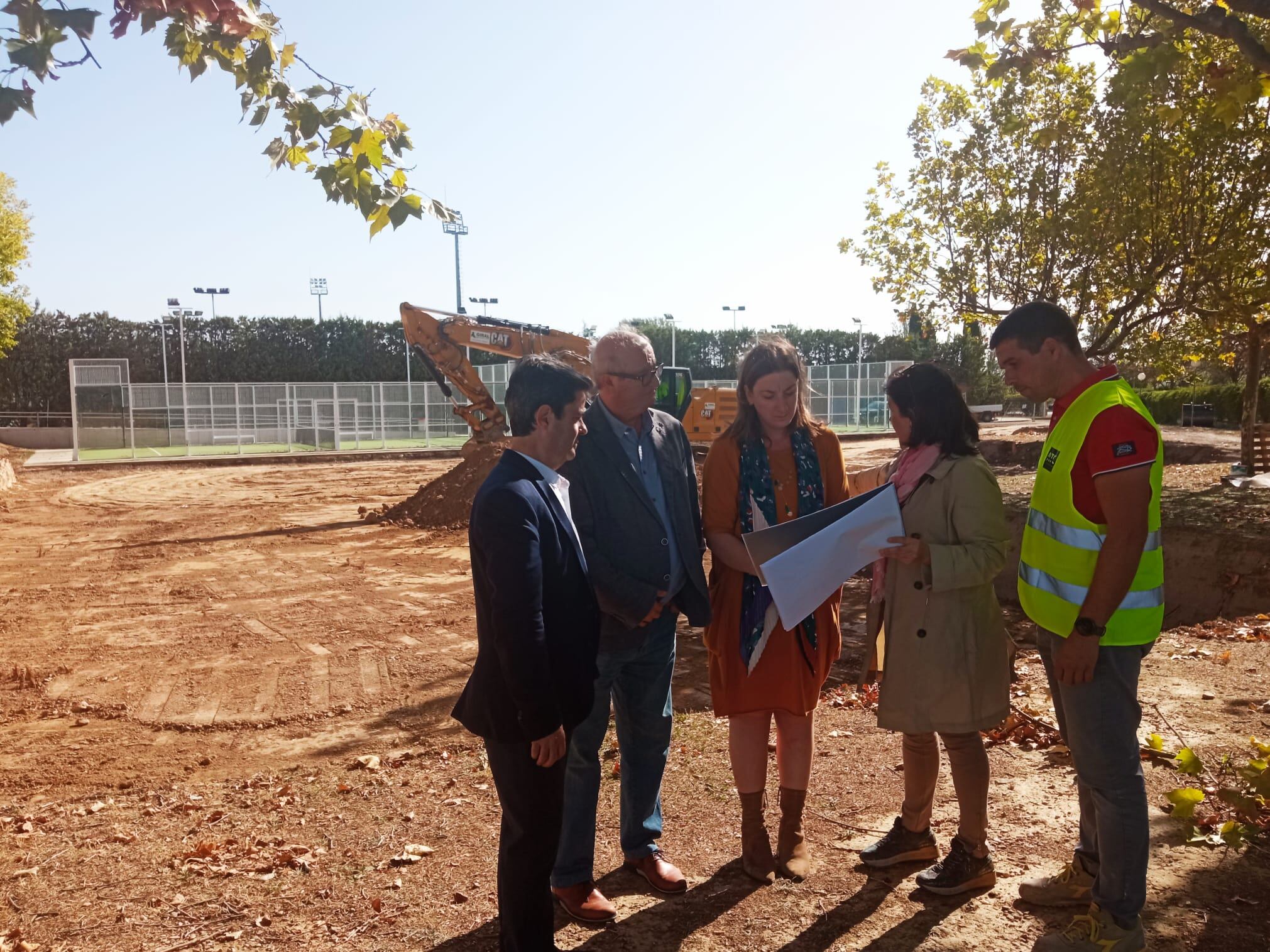 Luis Felipe, José María Romance y María Rodrigo junto a los responsables de las obras