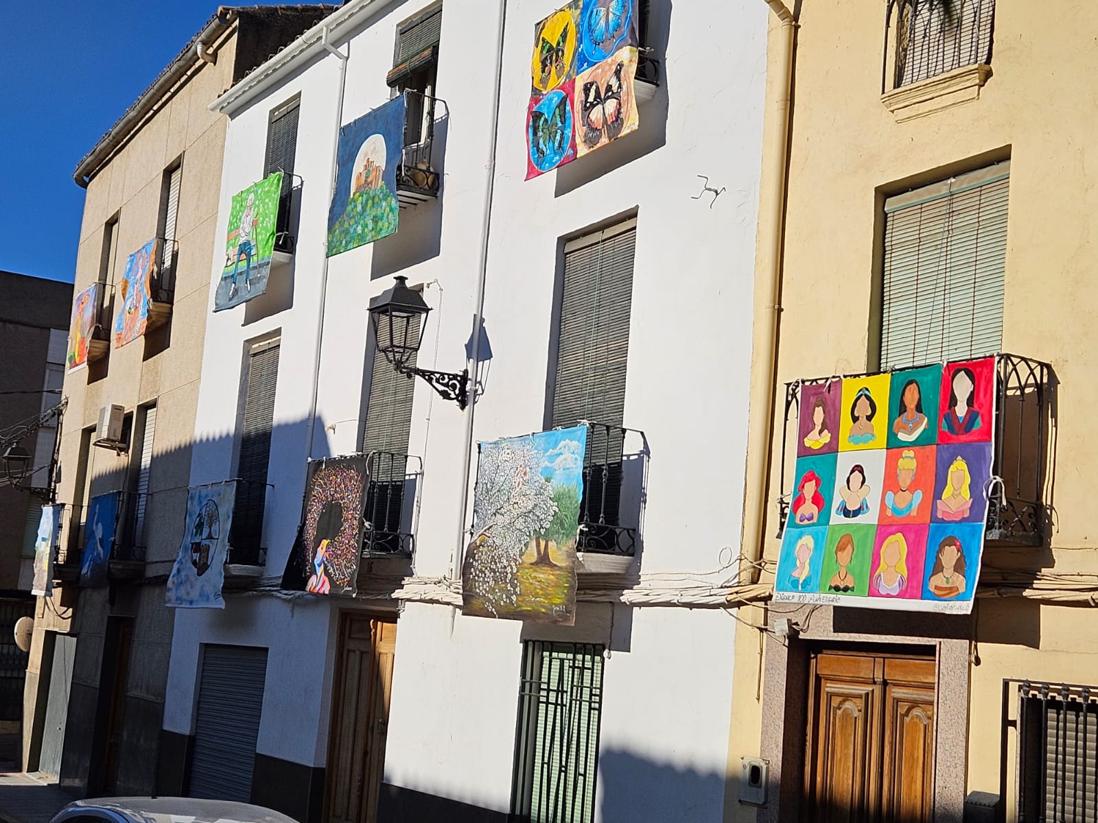 Más colgaduras en la calle Los Molinos