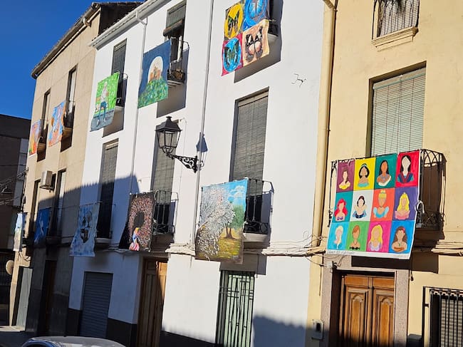 Más colgaduras en la calle Los Molinos