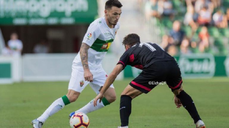 El extremo del Elche Josan encara al jugador del Reus Fran Carbià