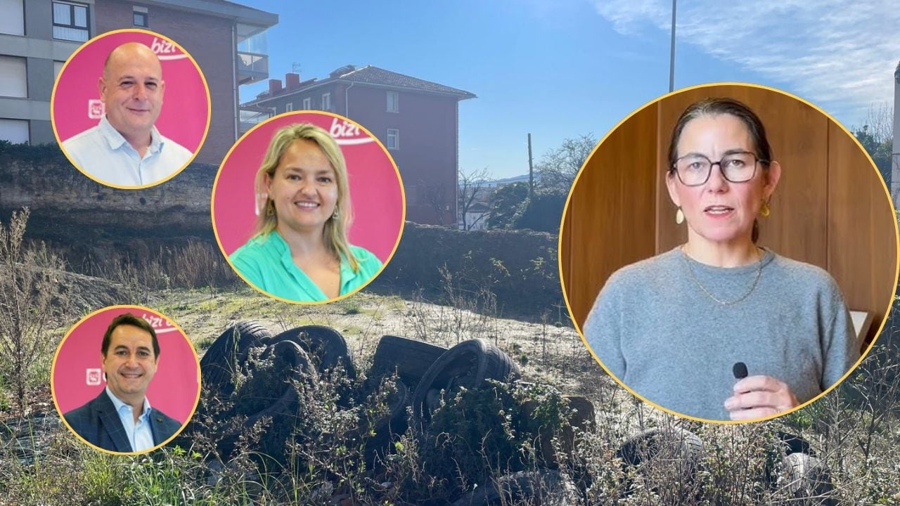 Los tres concejales imputados (Inazio Uriarte, Irantzu Uriarte e Iñigo Urkitza) junto con la alcaldesa Amaia Agirre. De fondo, el solar vacío tras el derribo del palacete.