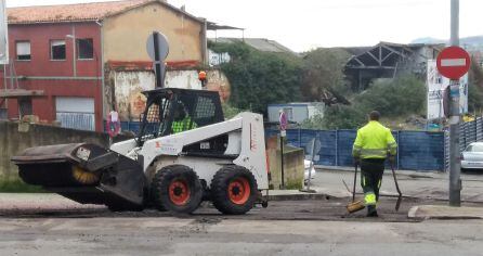 Obras de asfaltado en Ciudad Naranco. Oviedo