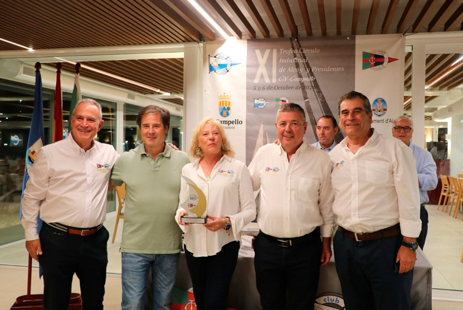 Entrega del trofeo al velero alcoyano Dijor de Paco Francés, primer clasificado de nuestra ciudad