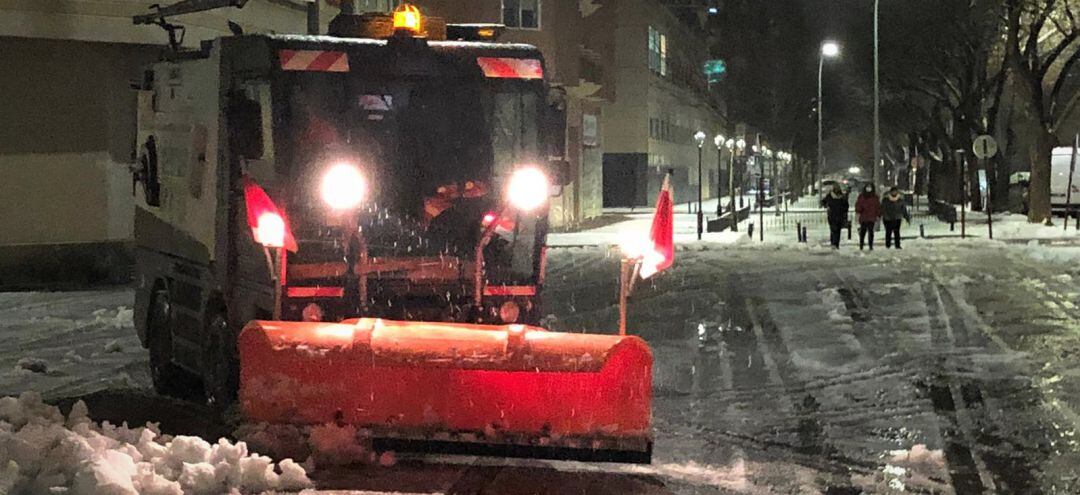Una quitanieve limpia las calles de la ciudad