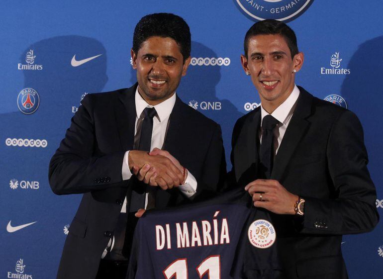 Ángel Di María posa junto al presidente del PSG, Nasser al-Khelaifi  