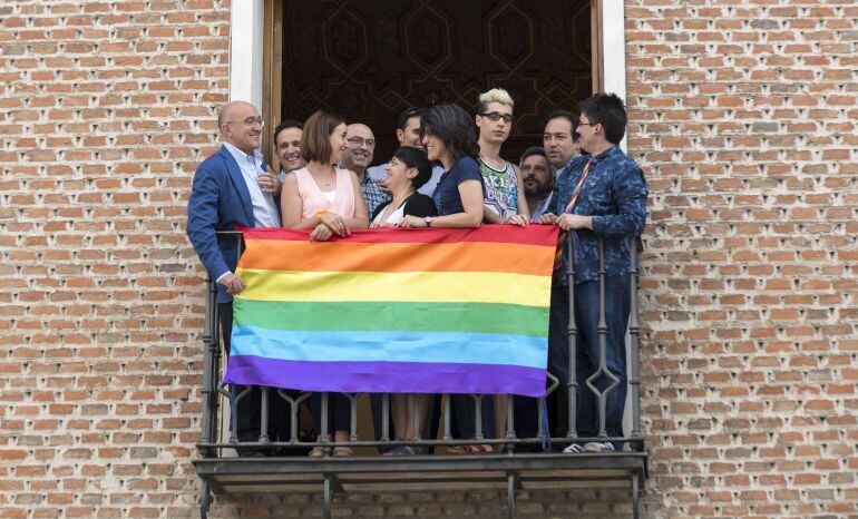 La bandera arcoiris colgada en uno de los balcones del Palacio de Pimentel, sede de la Diputación Provincial