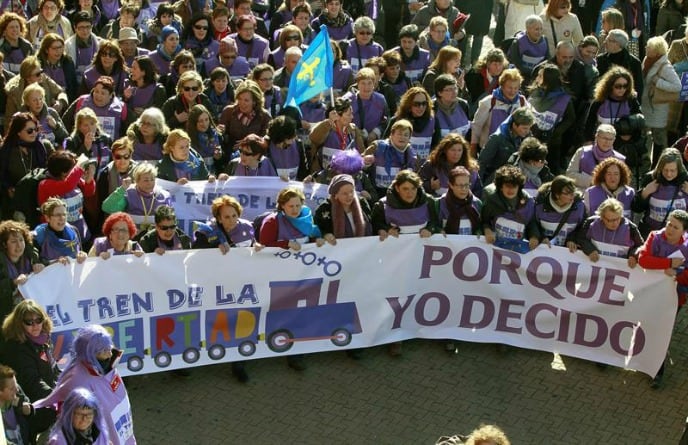 Cabecera de la manifestación celebrada hoy en Madrid entre Atocha y la plaza de Neptuno contra la reforma del aborto planeada por el PP, al grito de &quot;Gallardón dimisión&quot;.