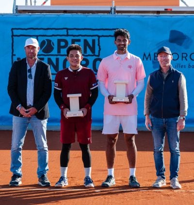 La parella Pruchya Isaro / Niki Kaliyanda Poonacha rebent el trofeu de campions de Menorca.