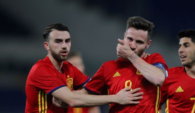 Borja Mayoral y Saúl celebran un tanto de la Sub 21.