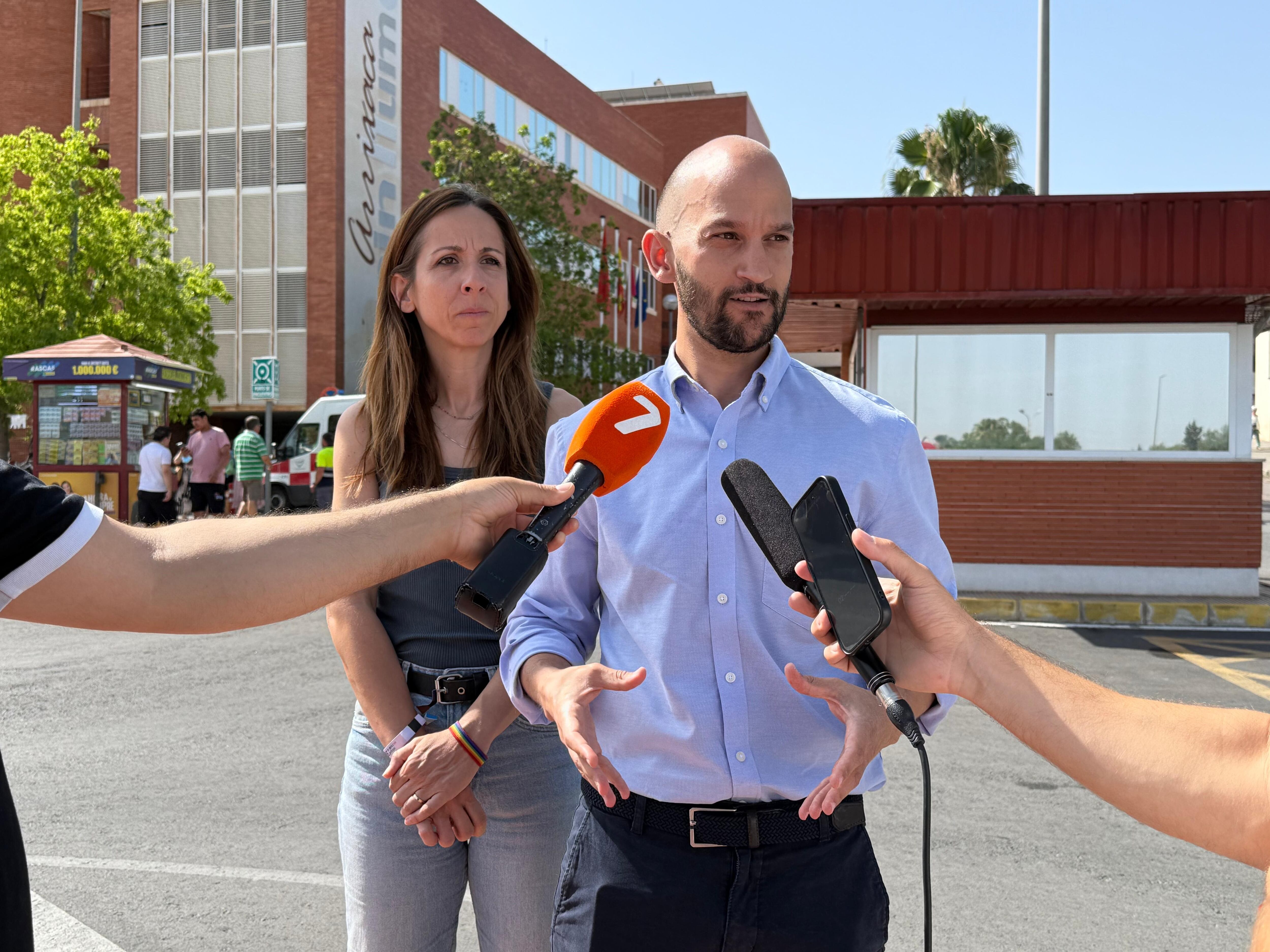 El secretario de Sanidad del PSRM, José Ángel Ponce a las puertas del Hospital de la Arrixaca
