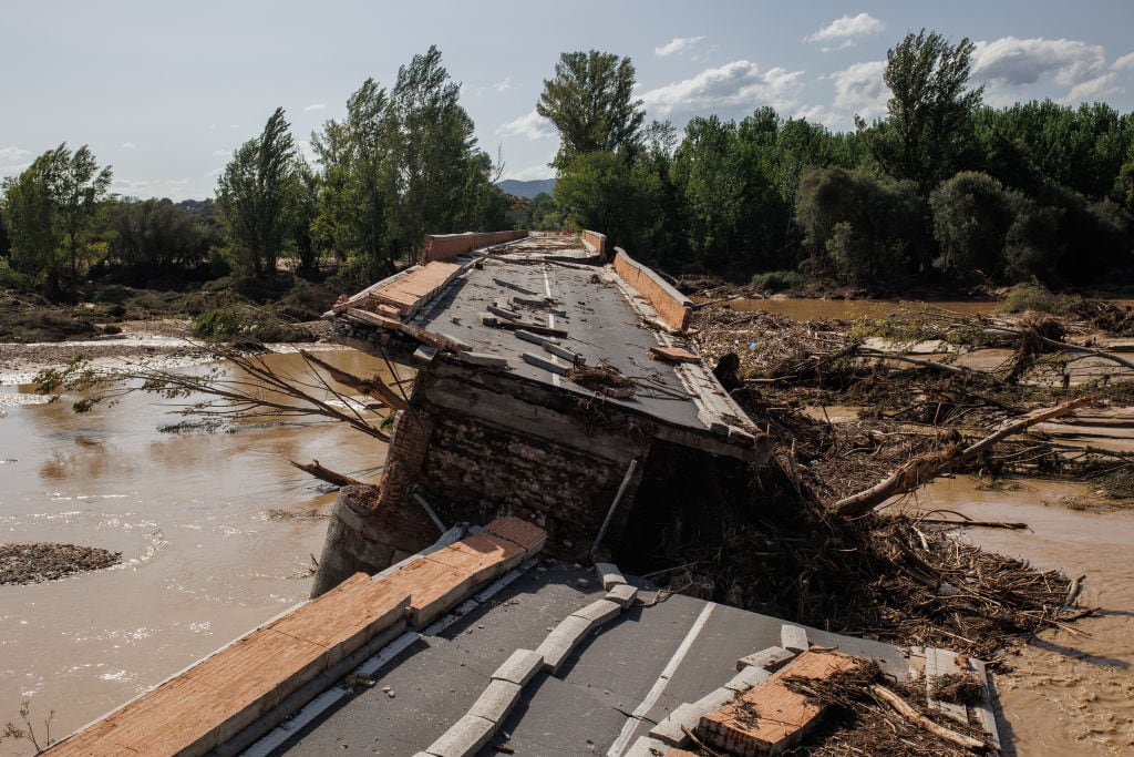 Vista del puente de la Pedrera destrozado en la localidad madrileña de Aldea del Fresno.