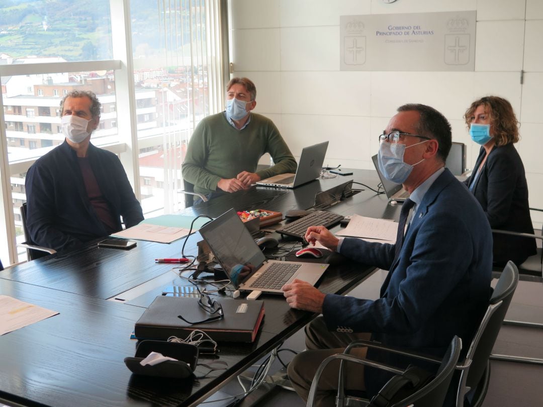 El consejero de Salud, Pablo Fernández (en primer término), durante la reunión del Consejo Interterritorial. 