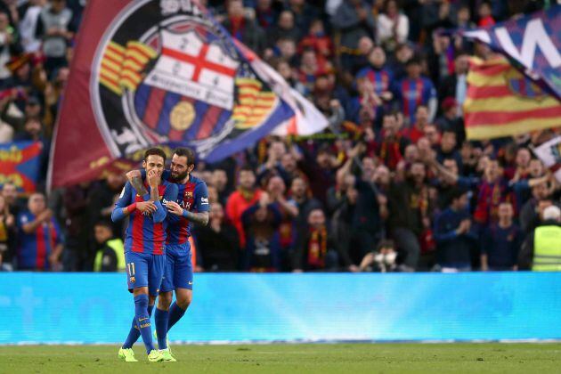 El defensa del FC Barcelona, Aleix Vidal celebra su gol ante el Athletic Club, junto a su compañero, el brasileño Neymar.