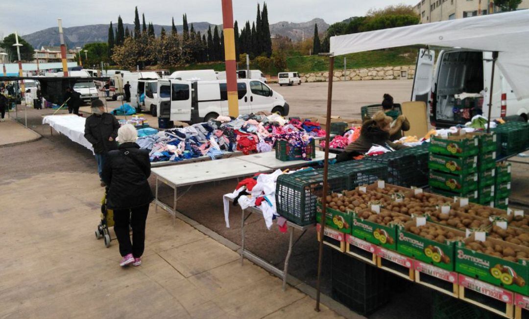 Varias personas en el mercadillo instalado en el recinto ferial.