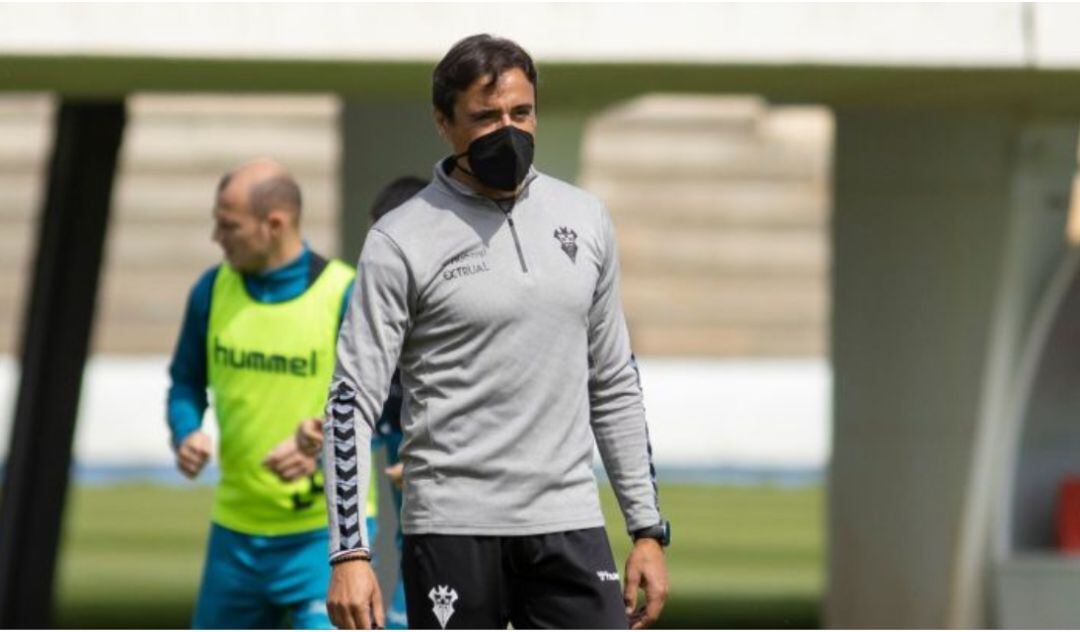 Fran Noguerol, dirigiendo un entrenamiento con el Albacete