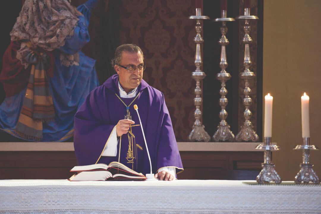 El padre Curro durante una ceremonia.