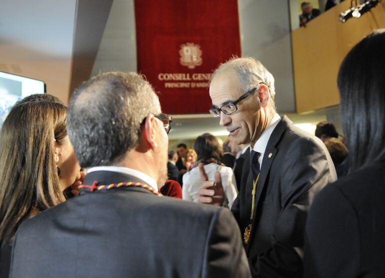El cap de Govern conversa amb consellers generals durant la celebració de la Constitució ahir