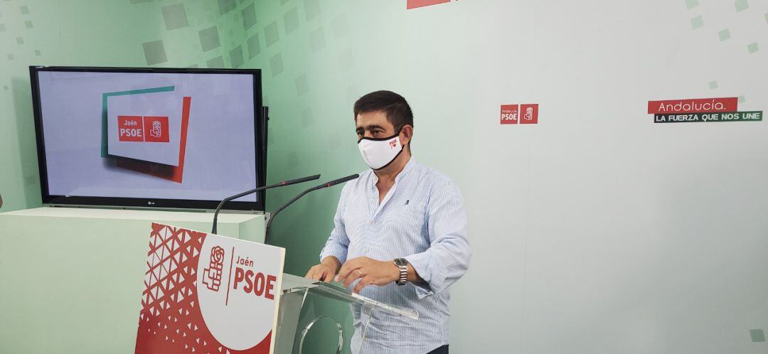 Francisco Reyes en la sede del PSOE provincial.