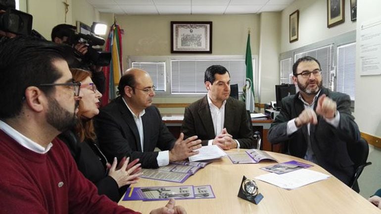 Visita del líder del PP andaluz, Juanma Moreno, a la Federación de Sordos de Andalucía en Atarfe(Granada)