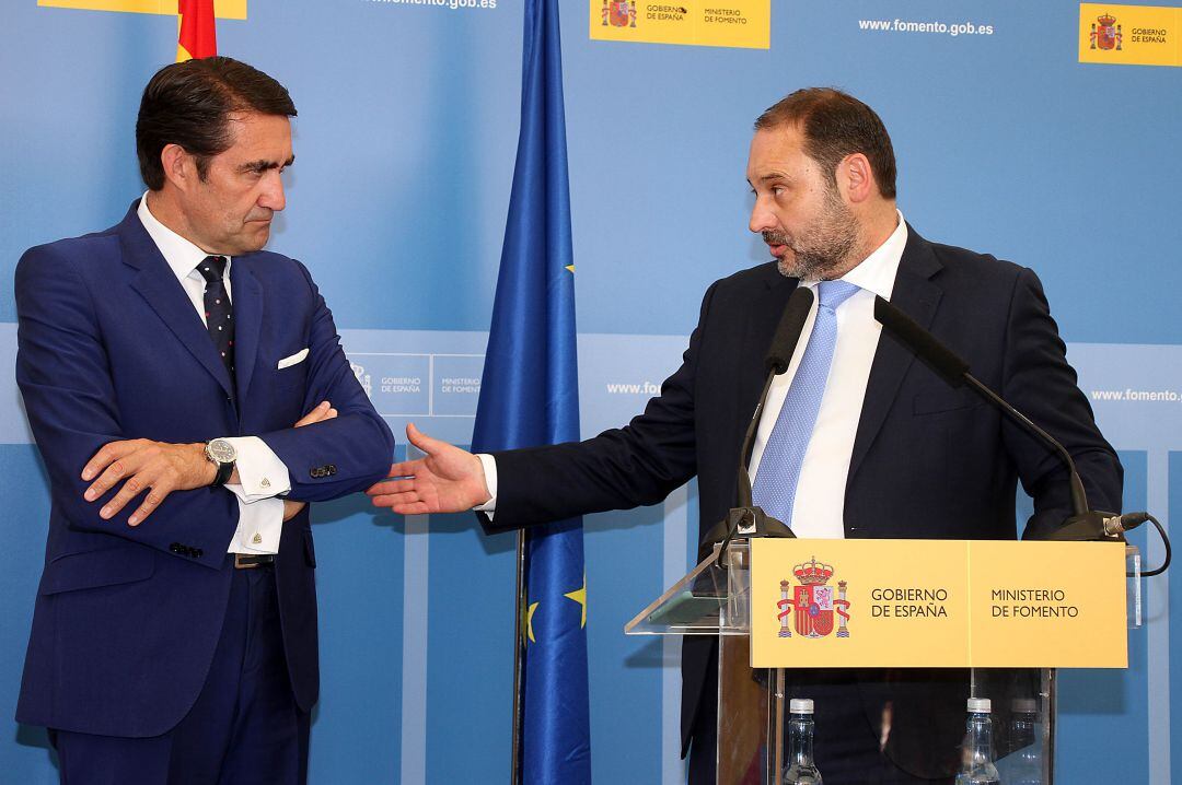 El ministro de Fomento, José Luis Ábalos, junto al consejero Juan Carlos Suárez-Quiñones