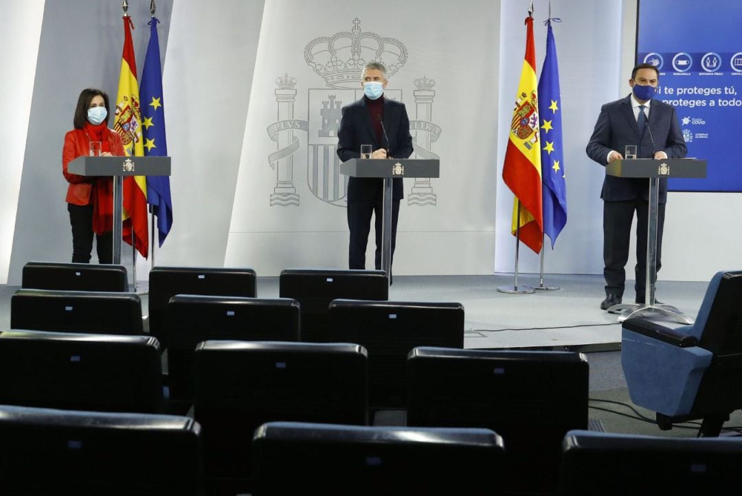 El ministro de Interior, Fernando Grande-Marlaska, junto al ministro de Transportes, José Luis Ábalos y la titular de Defensa, Margarita Robles, durante la rueda de prensa ofrecida este lunes para analizar la situación tras el temporal Filomena y la ola de frío que afectará durante varios días a gran parte de España. 