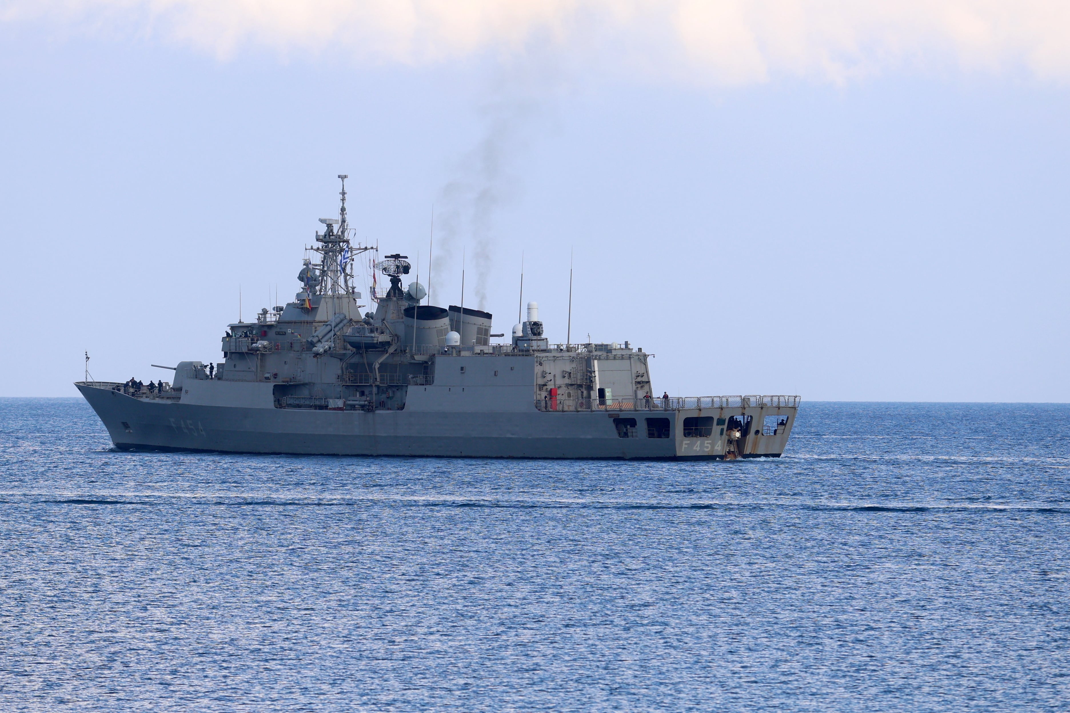 Una de las fragatas enviadas por Grecia en el puerto de Limasol (Chipre)
