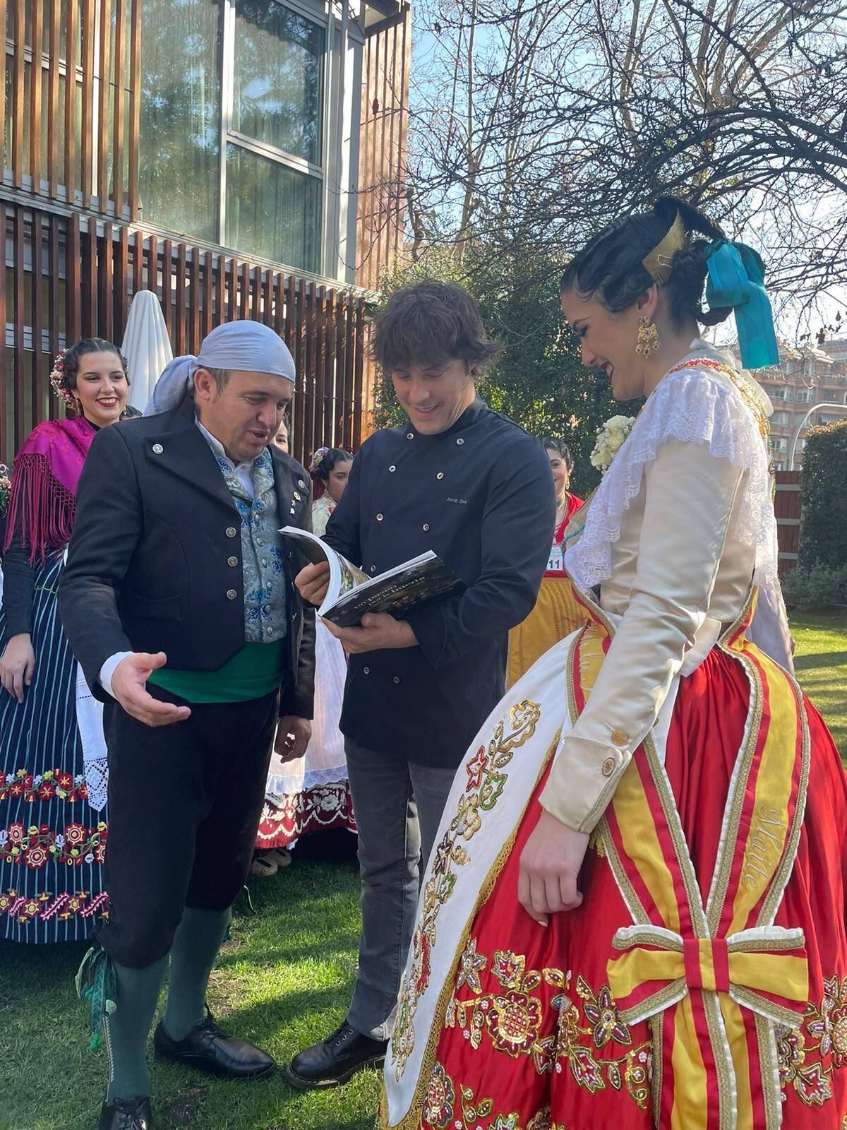 Jordi Cruz recibe a las candidatas a Reina de la Huerta 2023 durante su convivencia en Barcelona