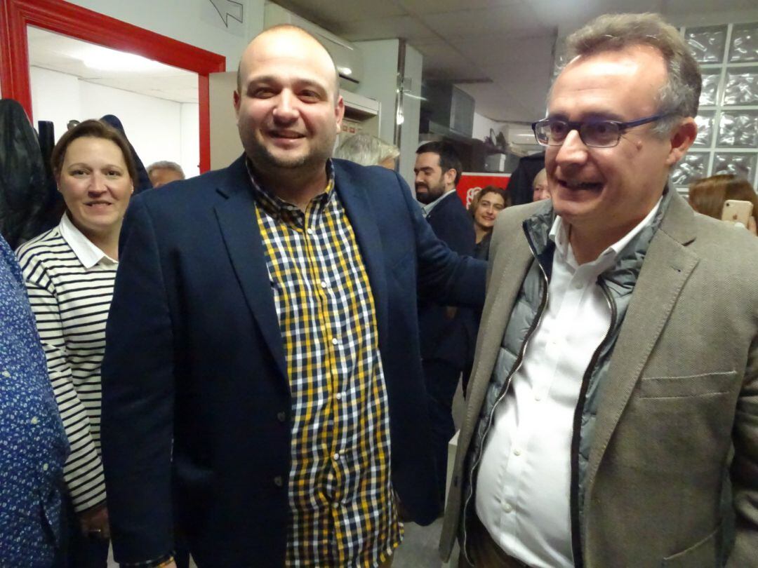 Manuel Torres, ganador de las primarias, junto a Ángel Rafael Martínez, que lo felicitó públicamente tras conocerse el resultado de la votación