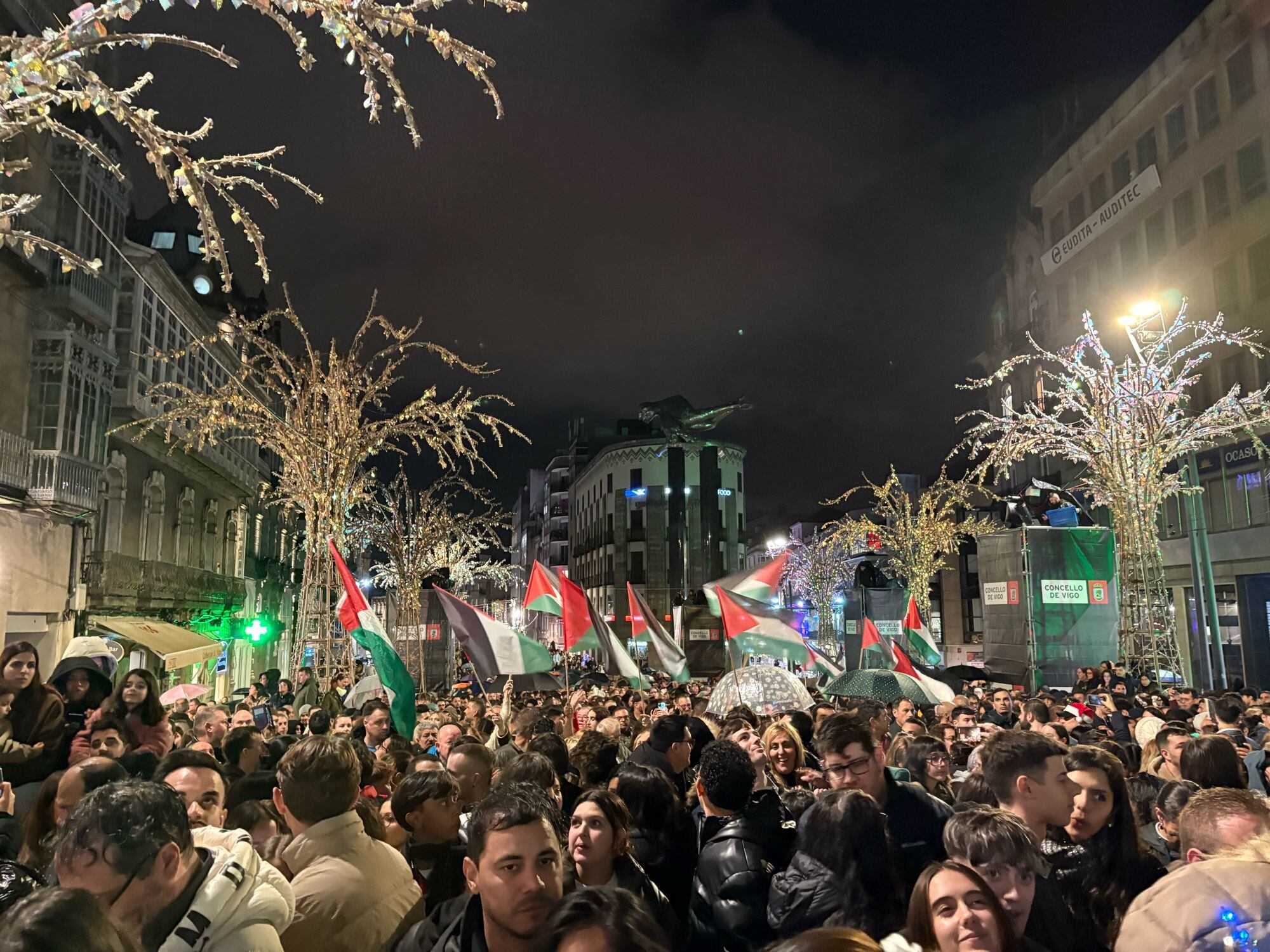 Banderas palestinas en Porta do Sol durante el encendido de las luces de Navidad de Vigo