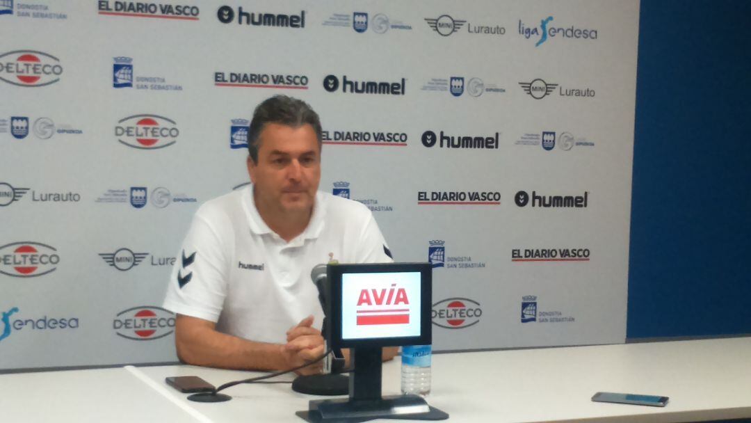 El entrenador del Gipuzkoa basket, Sergio Valdeolmillos atiende a los medios de comunicación en la sala de prensa en Illunbe