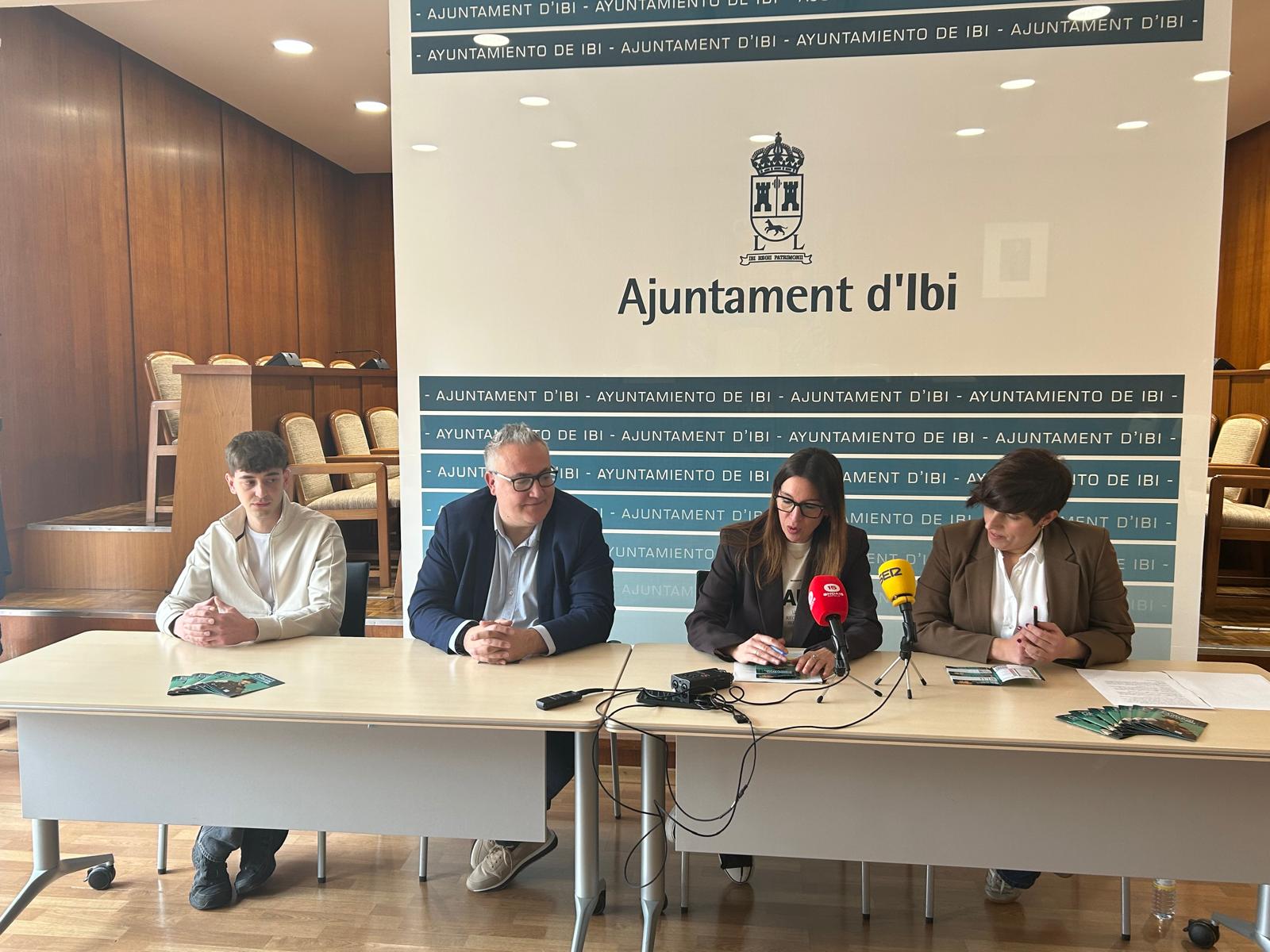 La presentación de la programación cultural de Ibi entre abril y julio tuvo lugar en el Ayuntamiento.