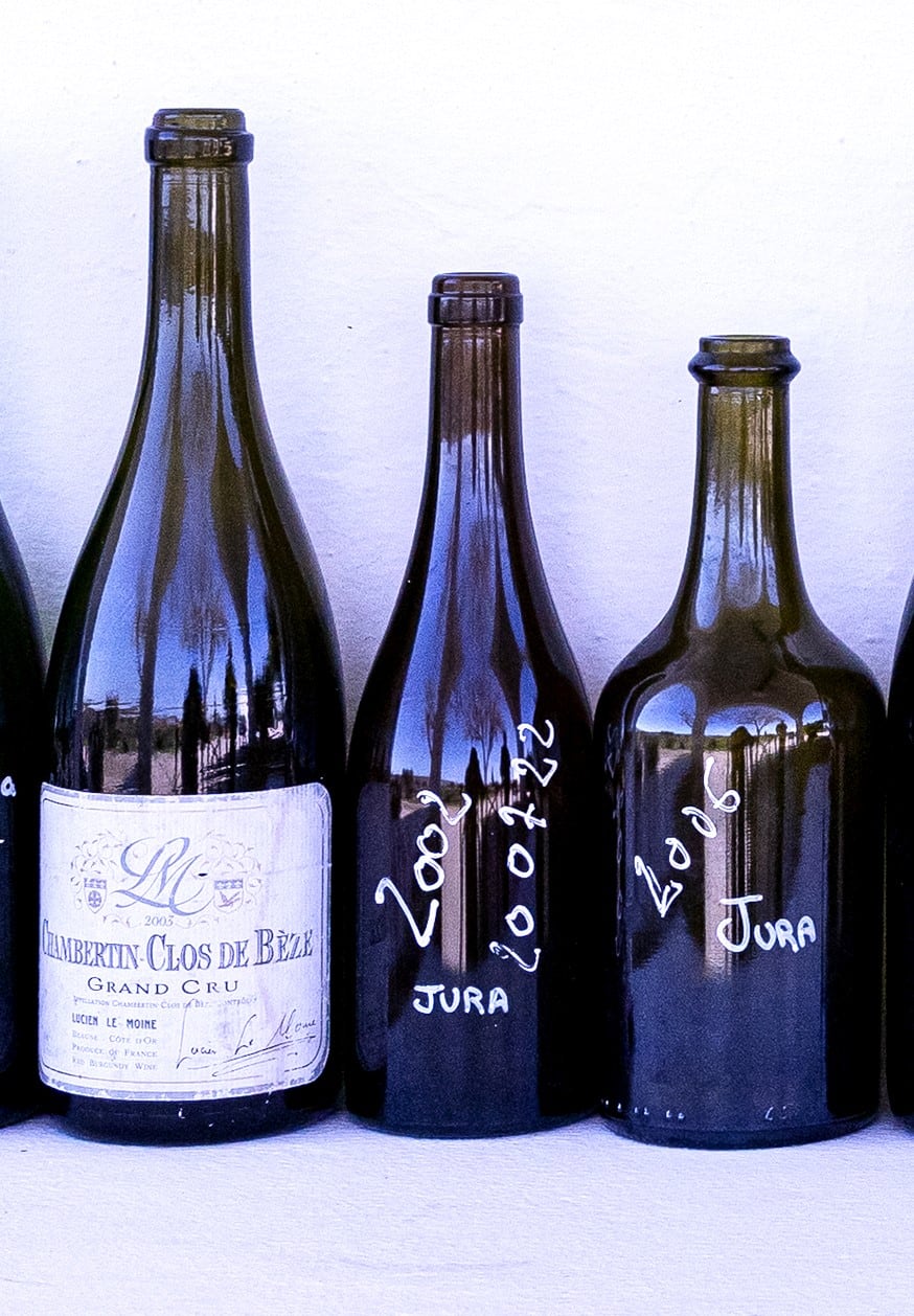 Borgoña Chambertin Clos de Bezes 2003 Domaine Le Moine. Vin Jaune 2006 Houillon Overnoy y Savagnin Ouillé 2002, sin etiquetas porque aún no han salido al mercado